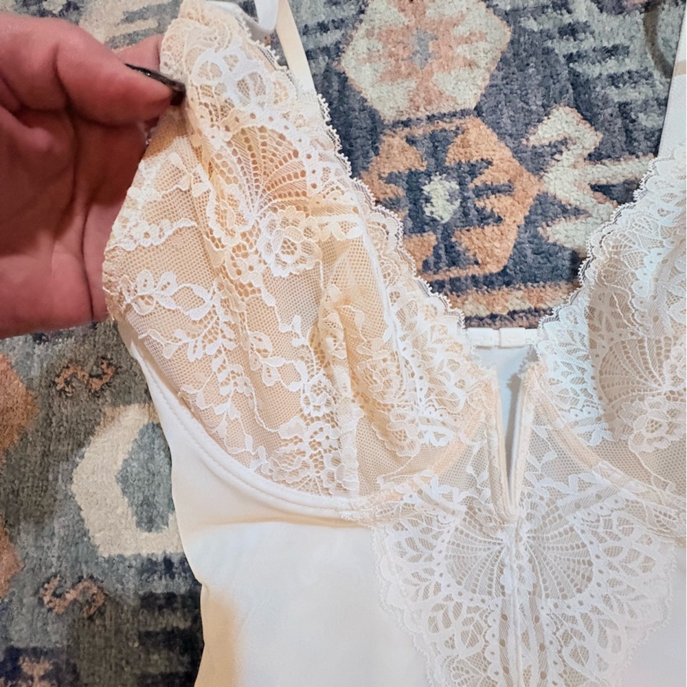 Very Sexy Feminine Romantic Bodysuit Size Medium Off White & Tan Lace - Picture 5 of 8